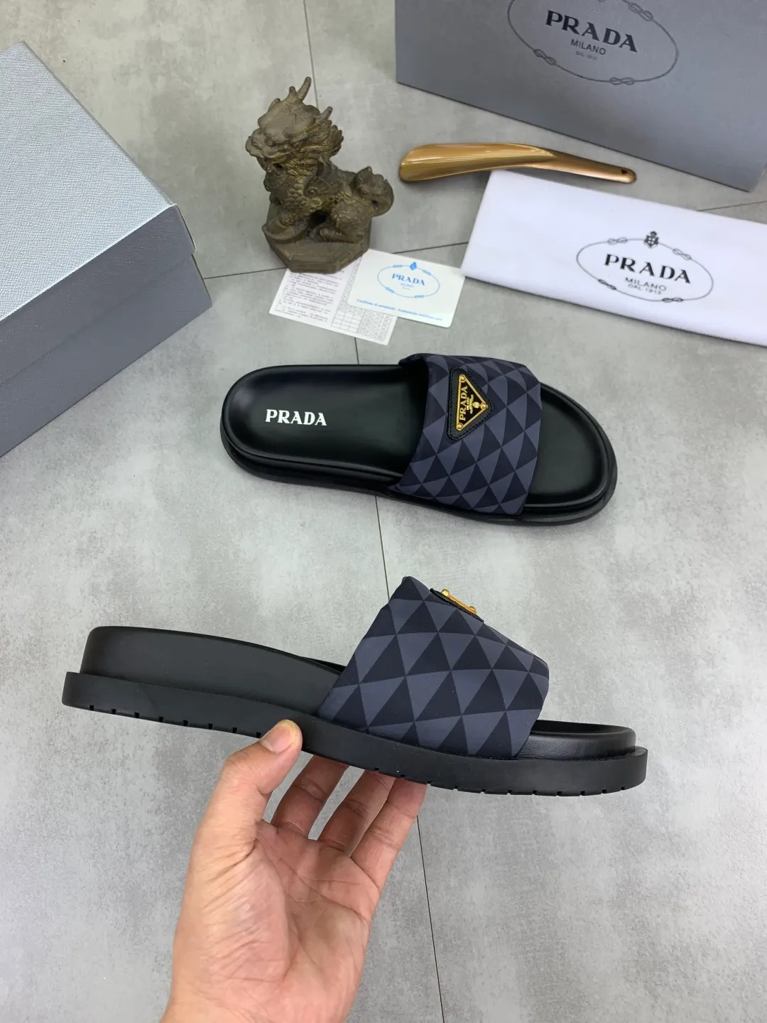 Men's shoes 💰P320💰【New style】🎁🎁🎁 PRADA Prada's new casual slippers, original official website, perfect workmanship, conveying a kind of noble luxury, sublimating its definition of luxury in Prada's high-end extraordinary craftsmanship. Original combination outsole, code number: 38-44 (45 customized) Multiple colors 🉑️ to choose from